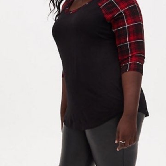 🆕👚AUCTION PRICE👩🏻‍⚖️ RAGLAN TEE - SUPER SOFT BLACK & RED PLAID - Picture 4 of 5